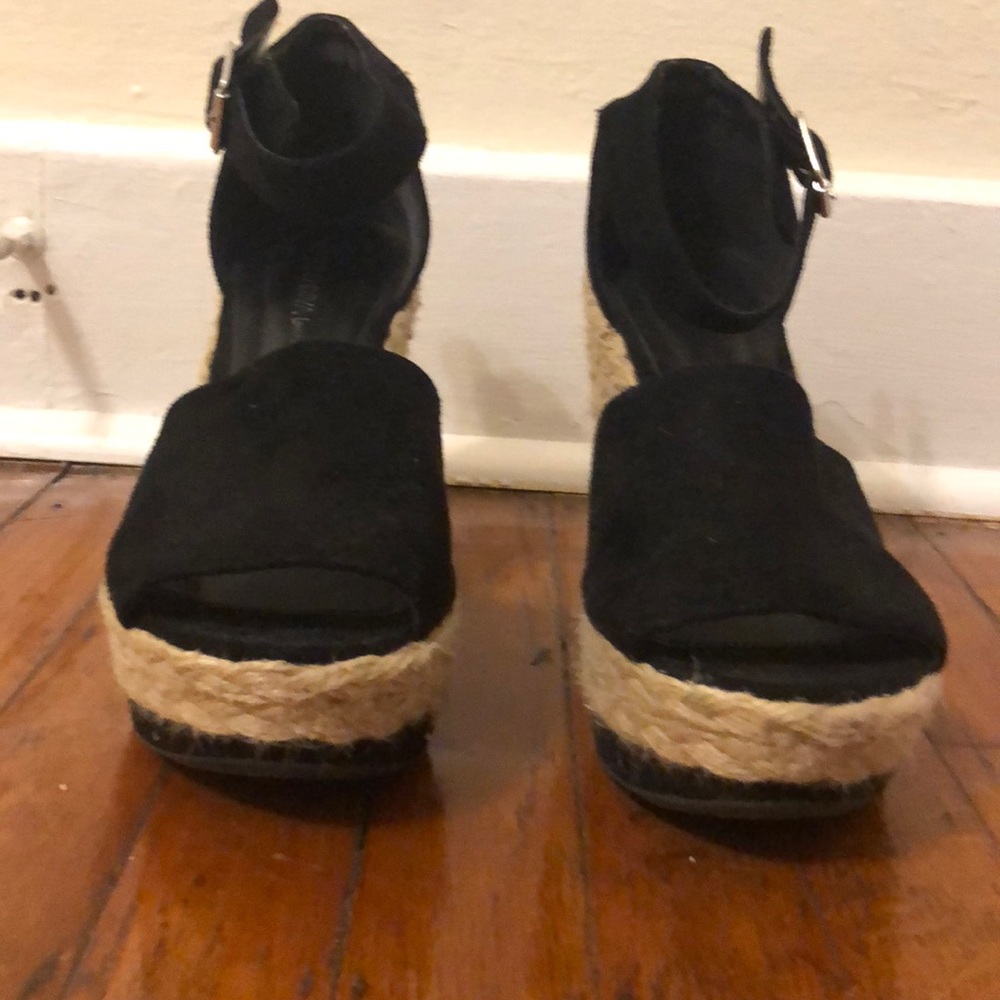 Black wedges